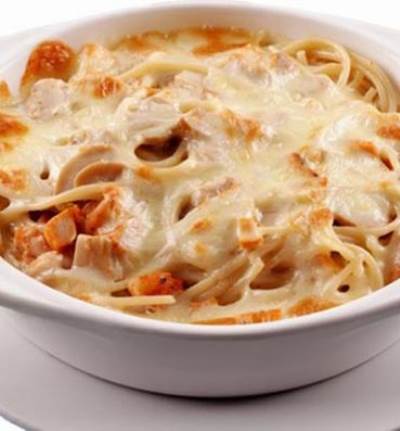 مكرونة بالصوص الأبيض وقطع الدجاج