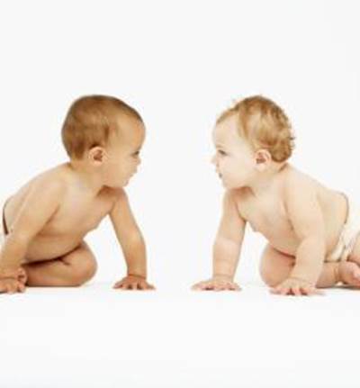 الأطفال الرضع .. هل يتحدثون مع بعضهم البعض؟