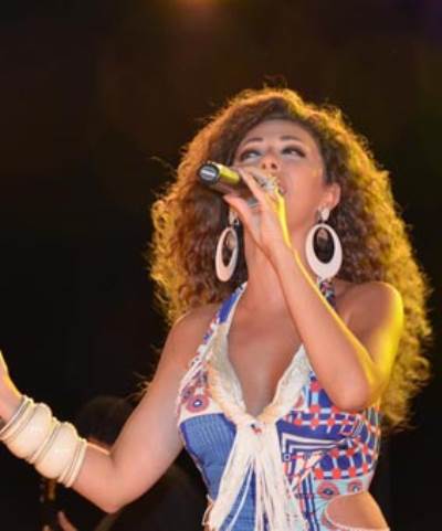 بالصور .. ميريام فارس تشعل حفل الساحل الشمالي بإطلالة جريئة