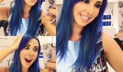  بالصور .. "أيقونة الموضة" تودع لون شعرها الوردي إلي الأزرق