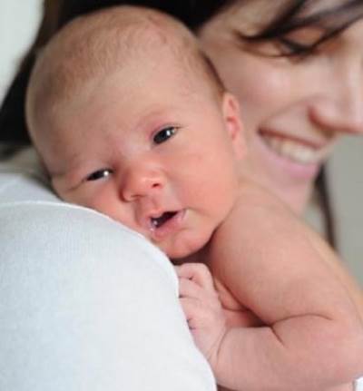 الطريقة السليمة لإرضاع الطفل