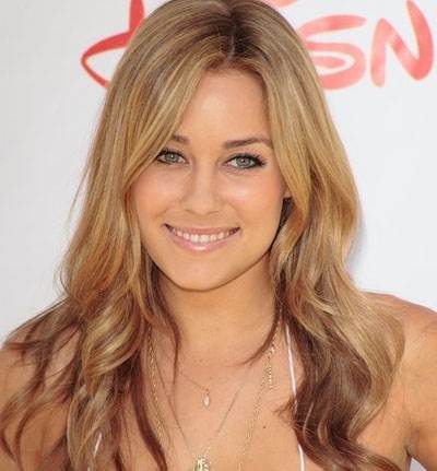 بالصور .. غيري إطلالتك فقط بتقسيم شعرك جزأين