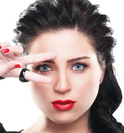 صورة مي عز الدين مشرقة بفستان من اللون الأصفر 