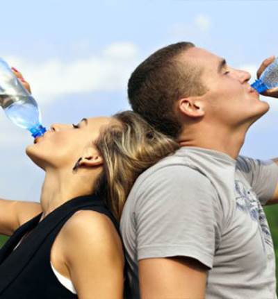 شرب الماء .. نصائح طبية حول مقادير تناوله للوقاية من حصاة الكلى