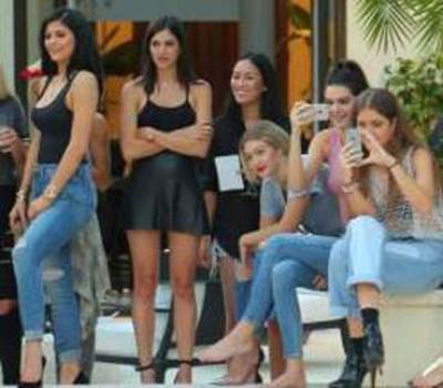 آل جينر وآل كارداشيان يحتفلون بنجاح نجمتيهما كايلي وكيندل