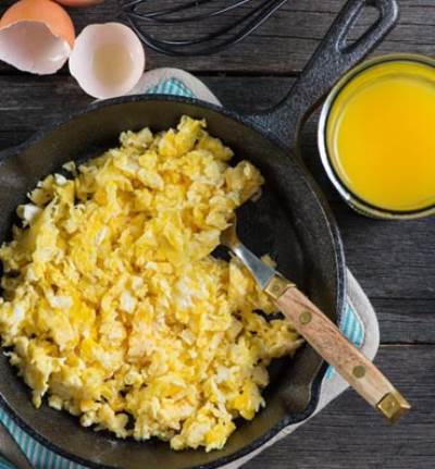 طرق متنوعة وطعم مختلف لطبق البيض المخفوق