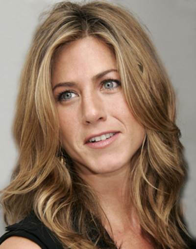 جينيفر أنيستون تقطع شهر عسلها لتوقيع عقد بالملايين مع شركة عربية