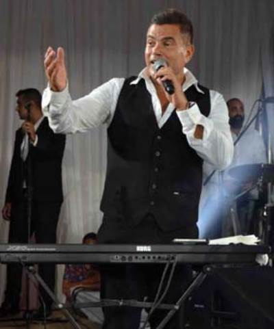 بالصور .. رقص وغناء عمرودياب يشعل زفاف بسام ونرمين