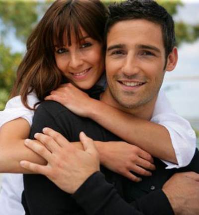 بهذه الطرق .. اجعلي خطيبك يشتاق إليك