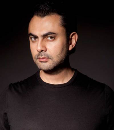 محمد كريم يسخر من أمل كلوني : "هو عجبه في أمك إيه"