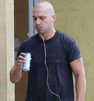 شيا لابوف يحلق شعره