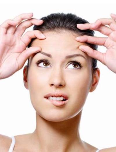 أربع طرق حديثة تخلصك من تجاعيد الجبين