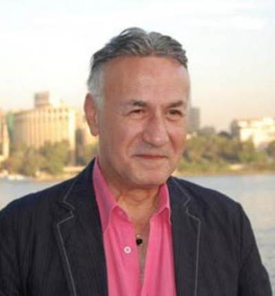 عزت أبوعوف يعلن زواجه من مديرة أعمال