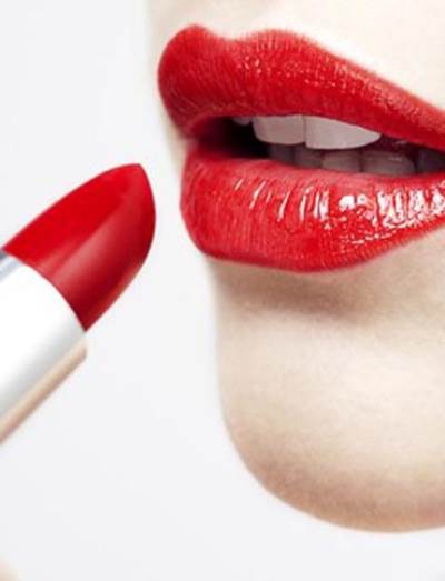 كيف تجعلين أحمر الشفاه الخاص بك يدوم لفترة أطول؟