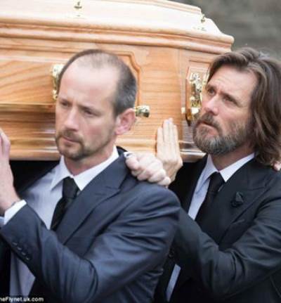 جيم كاري يحمل نعش حبيبته المنتحرة ويبكي