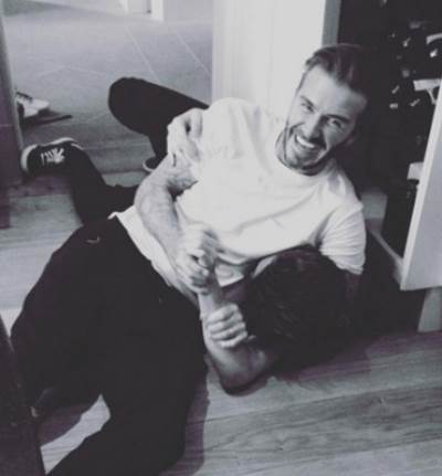 ديفيد بيكهام وإبنه في مصارعة علنية