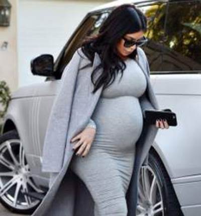 كيم كارداشيان مصرّة على الكعب العالي في آخر مراحل حملها