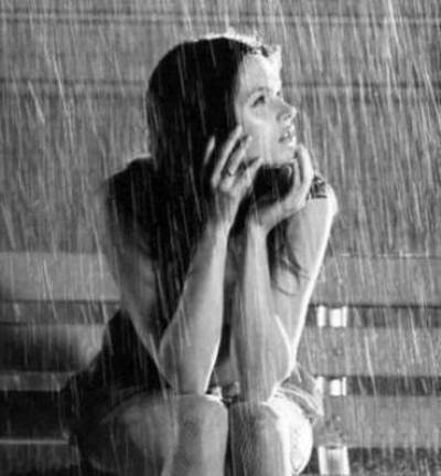 ماء المطر مفيد للشعر .. لكن بهذا الشرط