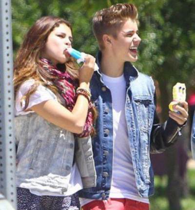 جاستين وسيلينا ينفيان خبر عودتهما : "عدنا كأصدقاء"