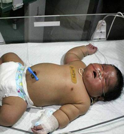 شاهد أضخم مولود وبولادة طبيعية سهلة