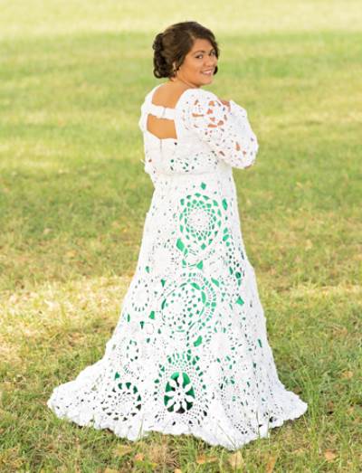 شاهدي فستان زفاف كروشيه صنعته العروس بنفسها في 8 شهور