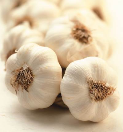  وضع الثوم في الأذن علاج موضعي لتسكين الألم