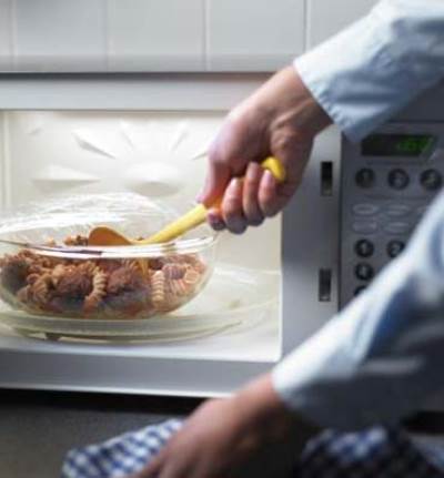 احذري .. وضع هذه الأشياء في الميكروويف فهي تدمر حياتك