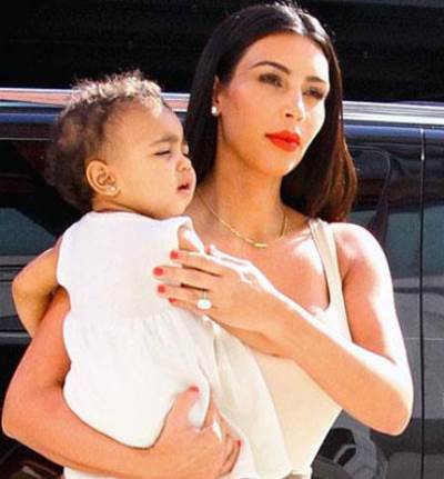  كيم كارداشيان تعرض ملابس الحمل للبيع