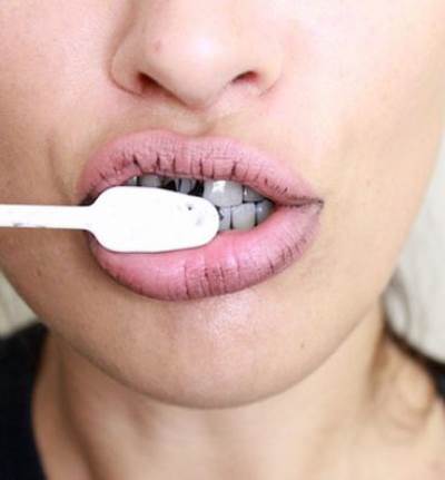 اصنعي لنفسك جلسة تبييض أسنان واستخدمي الفحم!