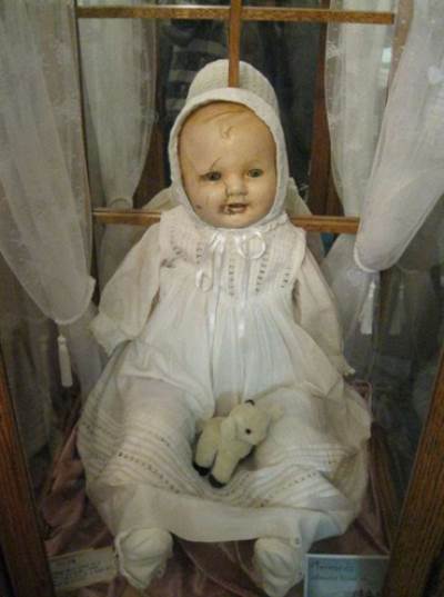 لا تلهوا بتلك الدمى المخيفة علي الإطلاق