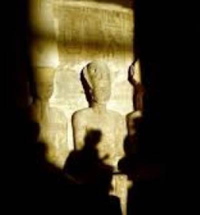 قي ظاهرة فريدة من نوعها .. الشمس تغيب عن وجه الملك رمسيس الثانى