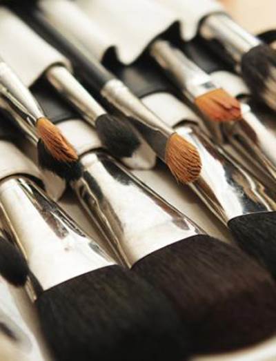 5 طرق لتنظيف فرش الماكياج