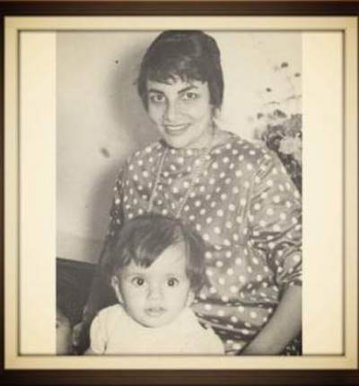 عمرو دياب ينشر صورة من طفولته مع والدته