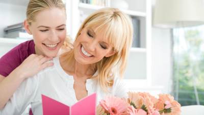 حماتي صعبة الإرضاء .. كيف أختار لها هدية عيد الأم؟