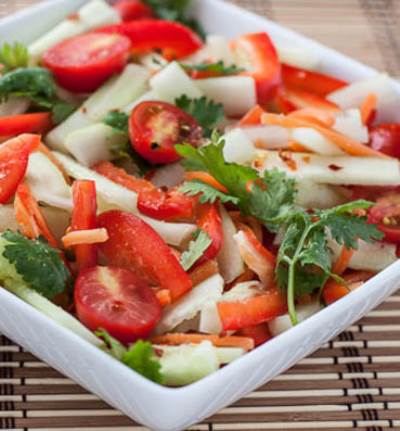 سلطة طماطم بالفلفل الأحمر