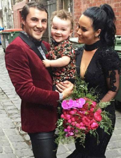 بالصور .. عروس ووصيفاتها بفساتين سوداء .. والعريس ببدلة حمراء