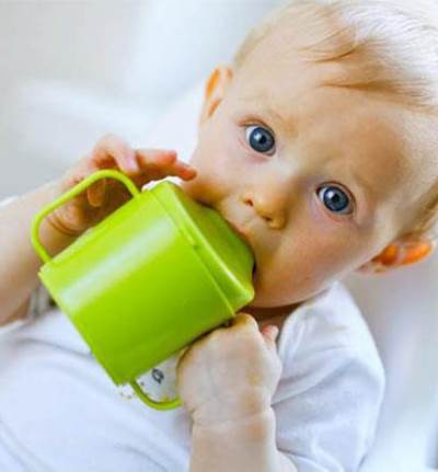 شرب السوائل يحارب إسهال الأطفال