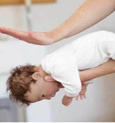 8 علامات لأصابة ابنك بالتسمم