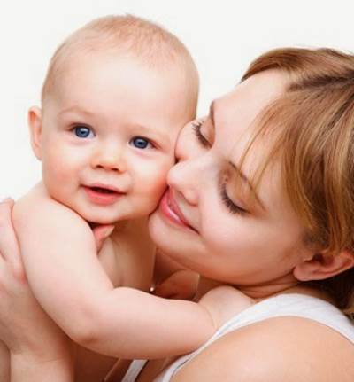 دراسة أمريكية تبحث عن علاقة أحضان الآباء وصحة الطفل النفسية