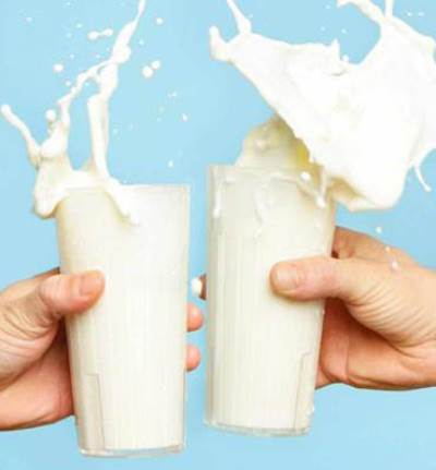 لهذا السبب : لا تضعي الحليب في الرف العلوي بالثلاجة