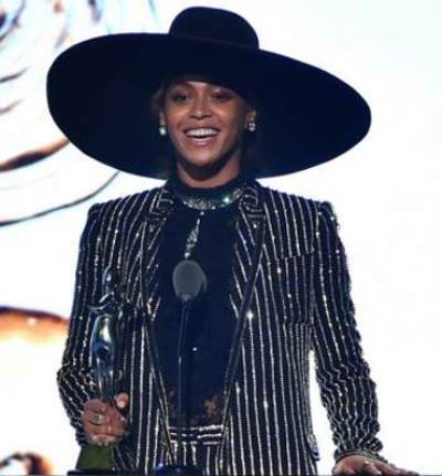 بيونسيه تكرم بجائزة أيقونة الموضة