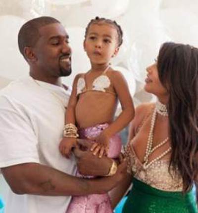 كيم كارداشيان وإبنتها حوريتان في أعماق البحار