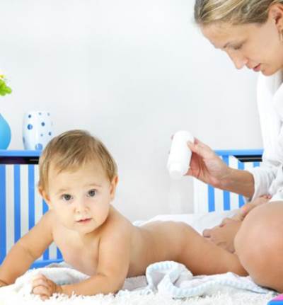 توقفى عن استخدام بودرة التلك على بشرة طفلك .. وإليك السبب !