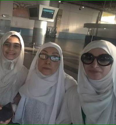 بالصور .. روجينا تتجه إلى السعودية بصحبة أسرتها لأداء مناسك العمرة 