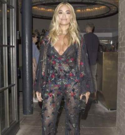  ريتا أورا تقضي ليلتها في لندن بإثارة