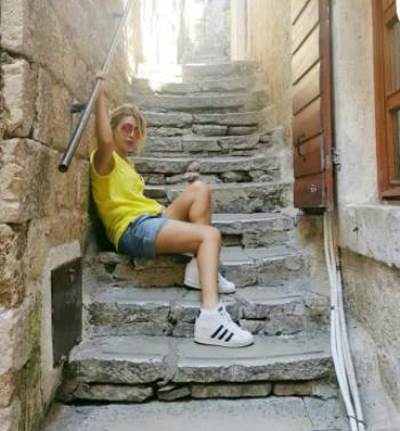 نوال الزغبي فاتنة بالـ "شورت" القصير