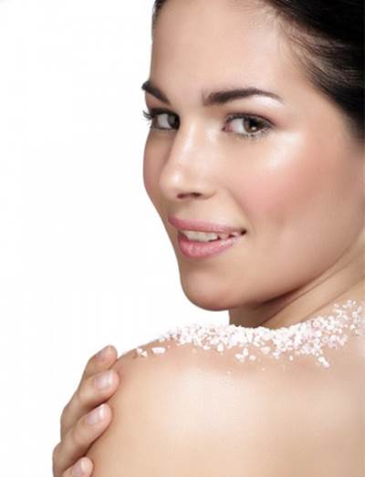 3 طرق لـ"تقشير الجلد" والتخلص من الخشونة