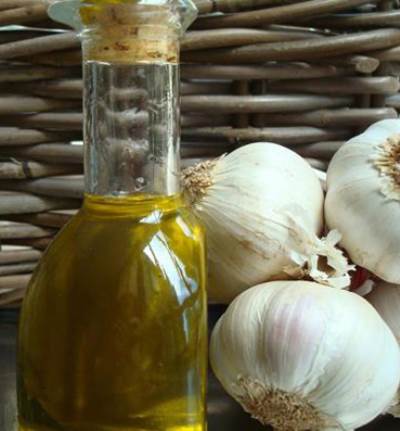 عالجي تساقط شعرك بالثوم وزيت الزيتون