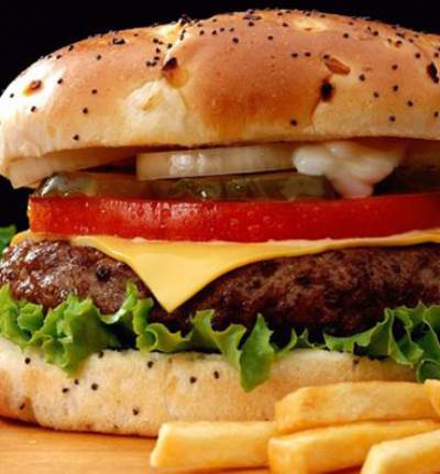 إليكِ.. برجر بالموزاريلا في المنزل