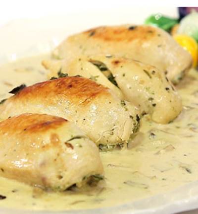 صدور الدجاج بالسبانخ والكريمة